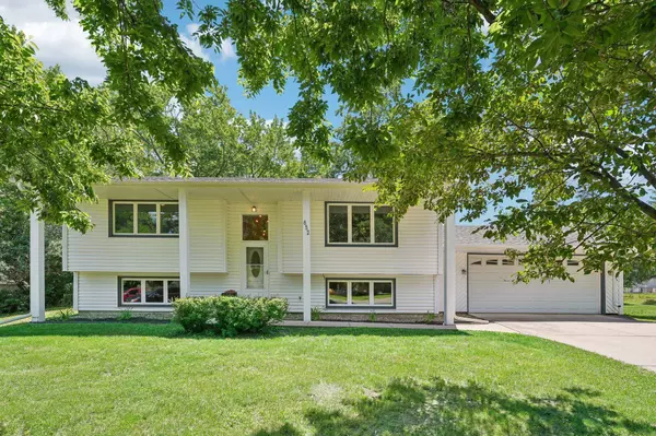 652 Iona LN, Roseville, MN 55113