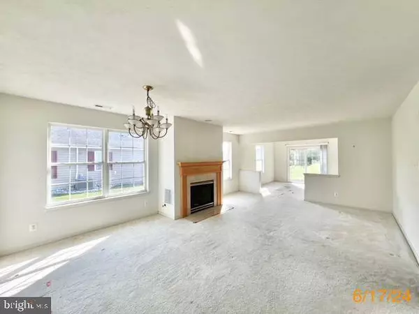 81 MAPLE LEAF CIR, Sewell, NJ 08080