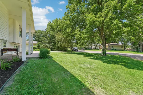 652 Iona LN, Roseville, MN 55113