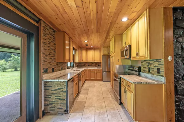 725 Goodson Cir, Rock Spring, GA 30739