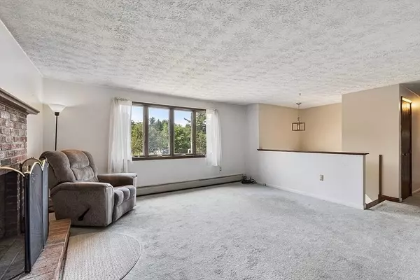 4 Ridgemont Dr, Londonderry, NH 03053