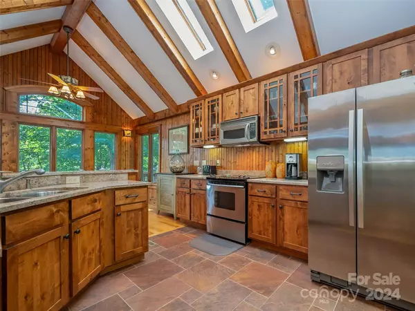 380 Lurewoods Manor DR, Lake Lure, NC 28746
