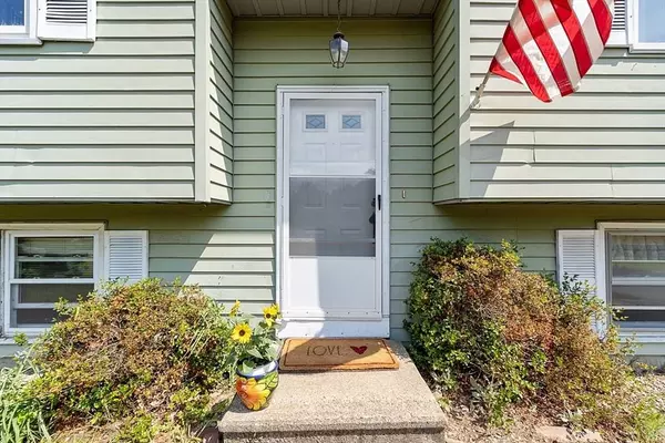 4 Ridgemont Dr, Londonderry, NH 03053