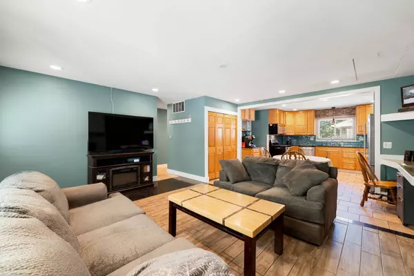 192 W Jeffery Avenue, Wheeling, IL 60090