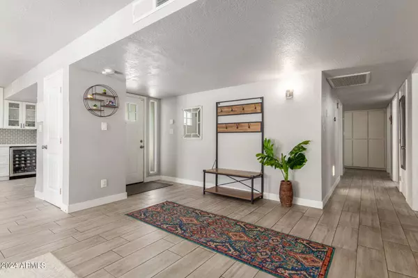 3025 E SIERRA Street, Phoenix, AZ 85028