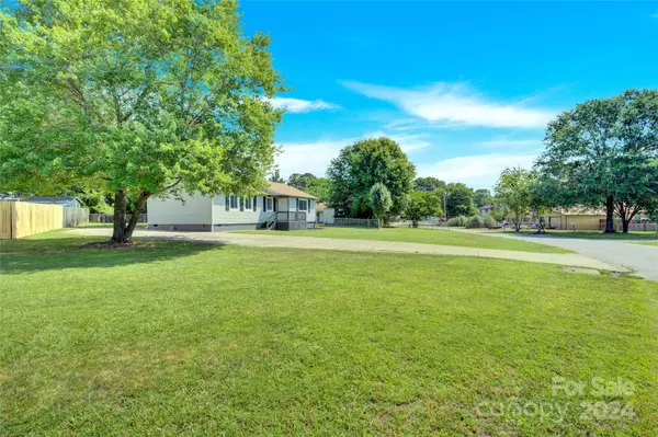 1008 Academy CIR, Dallas, NC 28034