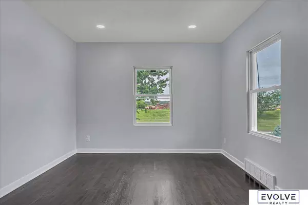 5921 S Street, Omaha, NE 68117