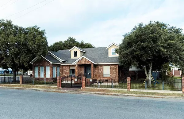 208 S Texana ST, Hallettsville, TX 77964