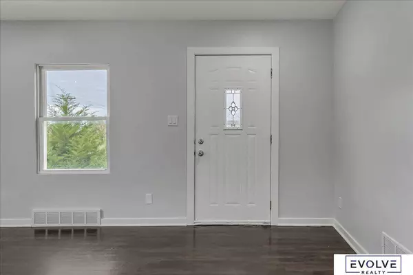 5921 S Street, Omaha, NE 68117