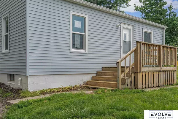 5921 S Street, Omaha, NE 68117