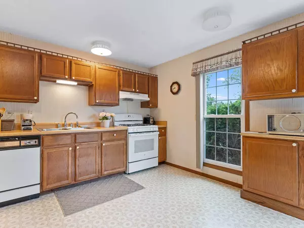 321 N THORNWOOD Drive #321, Mchenry, IL 60050