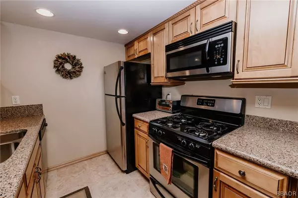 195 Rockledge #195, Lake Arrowhead, CA 92352