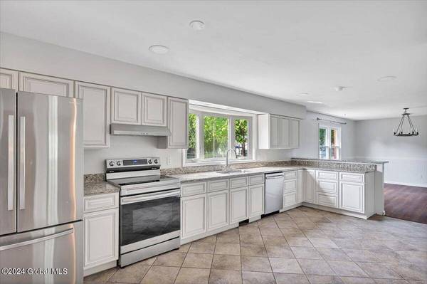 91 Marie Parkway, Colonie, NY 12211