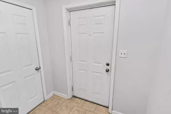 2266 N POINT DR, York, PA 17406