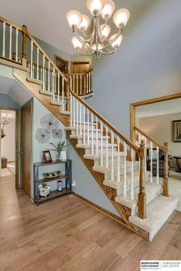 6518 S 102 Street, Omaha, NE 68127