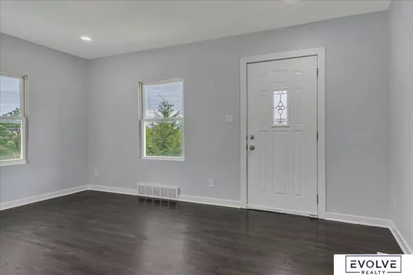 5921 S Street, Omaha, NE 68117