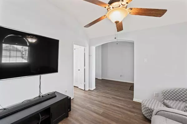 2460 Beachview Drive, Grand Prairie, TX 75054