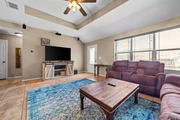 305 Mission Crest Cir, Lindale, TX 75771