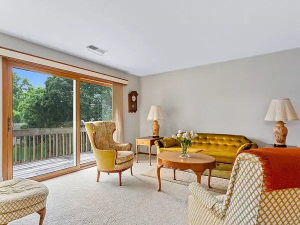 321 N THORNWOOD DR #321, Mchenry, IL 60050