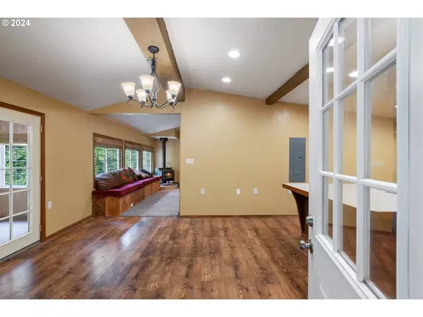 128 Lakeview DR, Silver Lake, WA 98645