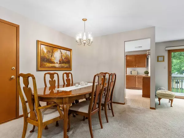 321 N THORNWOOD Drive #321, Mchenry, IL 60050