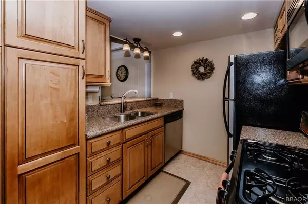 195 Rockledge #195, Lake Arrowhead, CA 92352