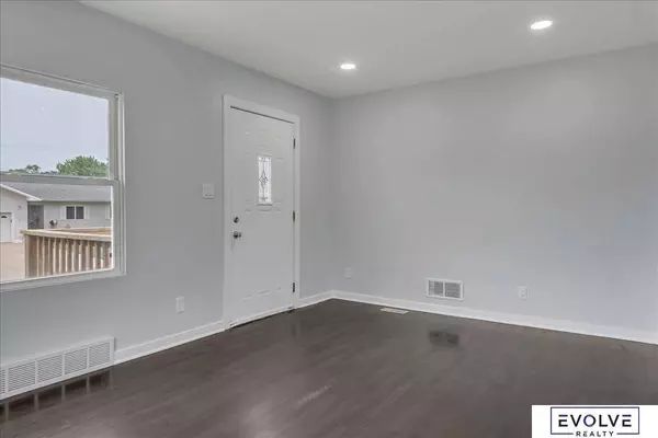 5921 S Street, Omaha, NE 68117