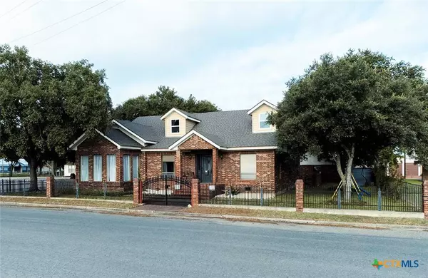 208 S Texana ST, Hallettsville, TX 77964