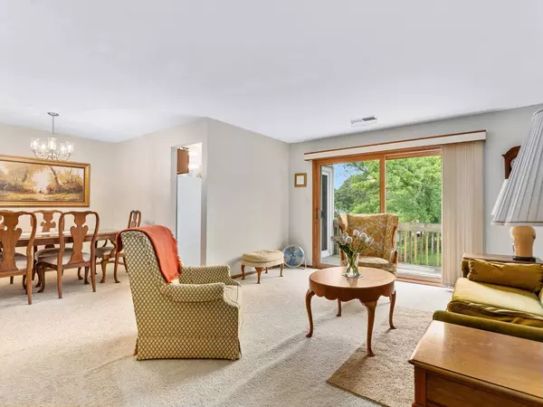 321 N THORNWOOD Drive #321, Mchenry, IL 60050