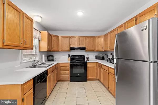 2266 N POINT DR, York, PA 17406