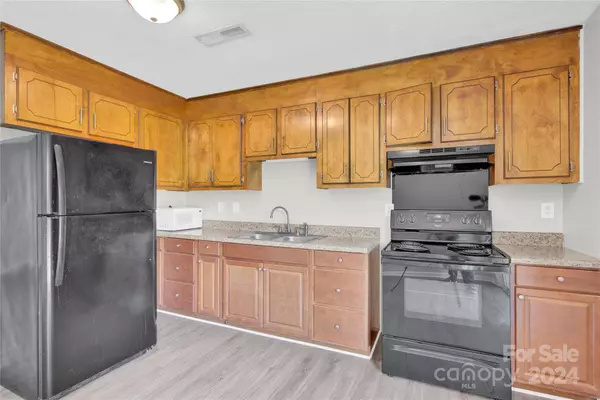 1008 Academy CIR, Dallas, NC 28034