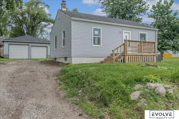 5921 S Street, Omaha, NE 68117