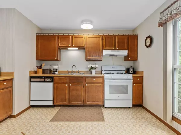 321 N THORNWOOD Drive #321, Mchenry, IL 60050