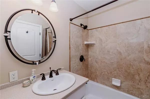 195 Rockledge #195, Lake Arrowhead, CA 92352