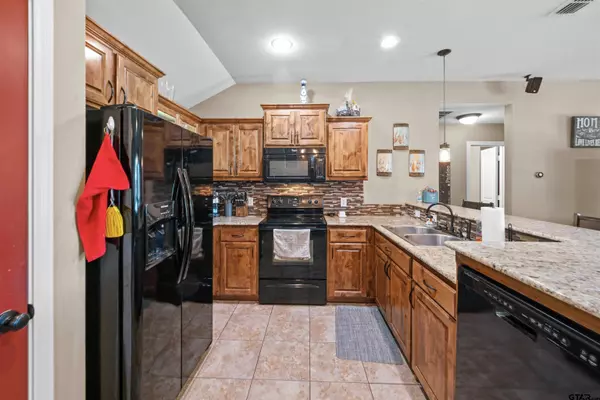 305 Mission Crest Cir, Lindale, TX 75771