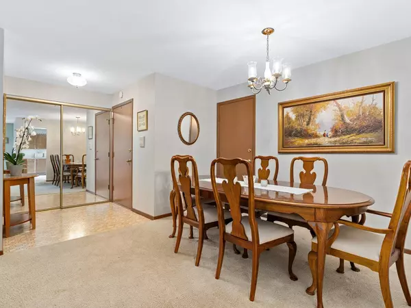 321 N THORNWOOD DR #321, Mchenry, IL 60050