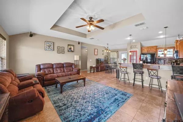 305 Mission Crest Cir, Lindale, TX 75771