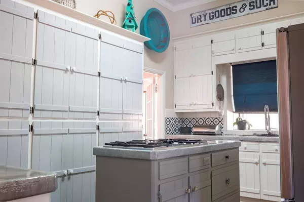 208 S Texana ST, Hallettsville, TX 77964