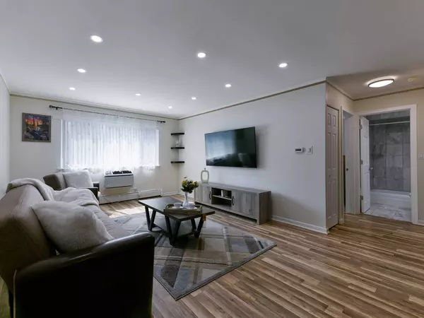 4624 N Commons Drive #301E, Chicago, IL 60656