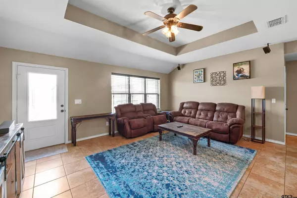 305 Mission Crest Cir, Lindale, TX 75771