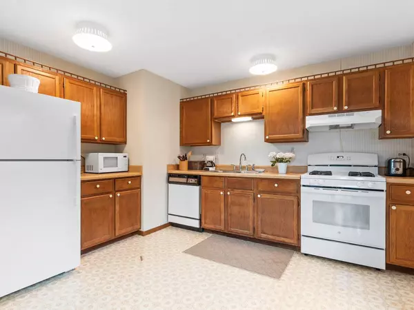 321 N THORNWOOD DR #321, Mchenry, IL 60050