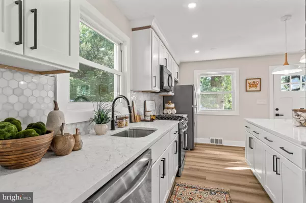 315 CRAWFORD AVE, Maple Shade, NJ 08052