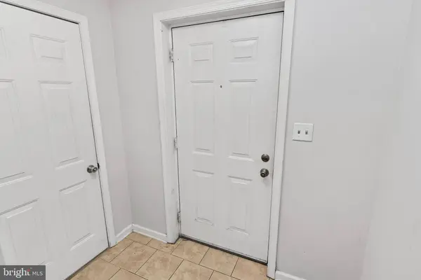 2266 N POINT DR, York, PA 17406