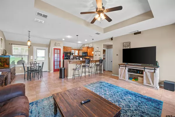 305 Mission Crest Cir, Lindale, TX 75771