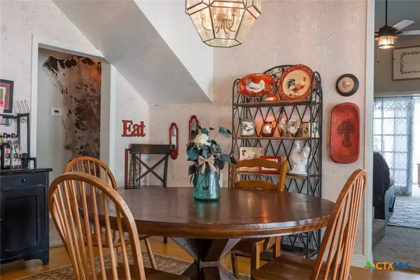 208 S Texana ST, Hallettsville, TX 77964