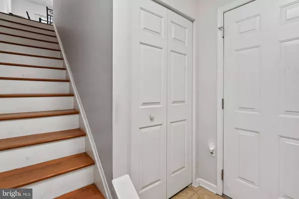 2266 N POINT DR, York, PA 17406