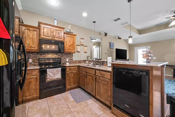 305 Mission Crest Cir, Lindale, TX 75771