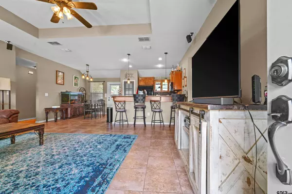 305 Mission Crest Cir, Lindale, TX 75771