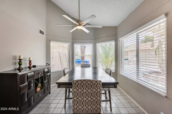 3035 E TOPEKA Drive, Phoenix, AZ 85050