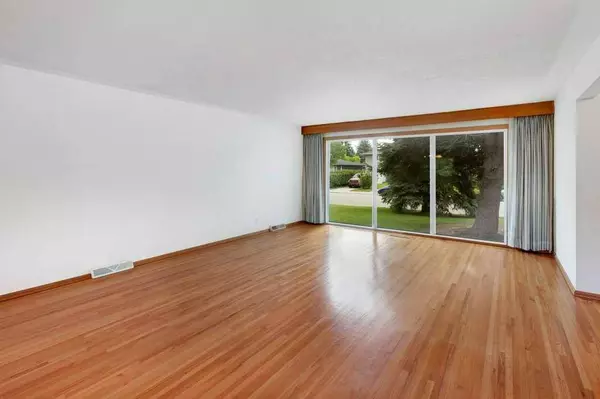 139 Wedgewood DR SW, Calgary, AB t3c3g9